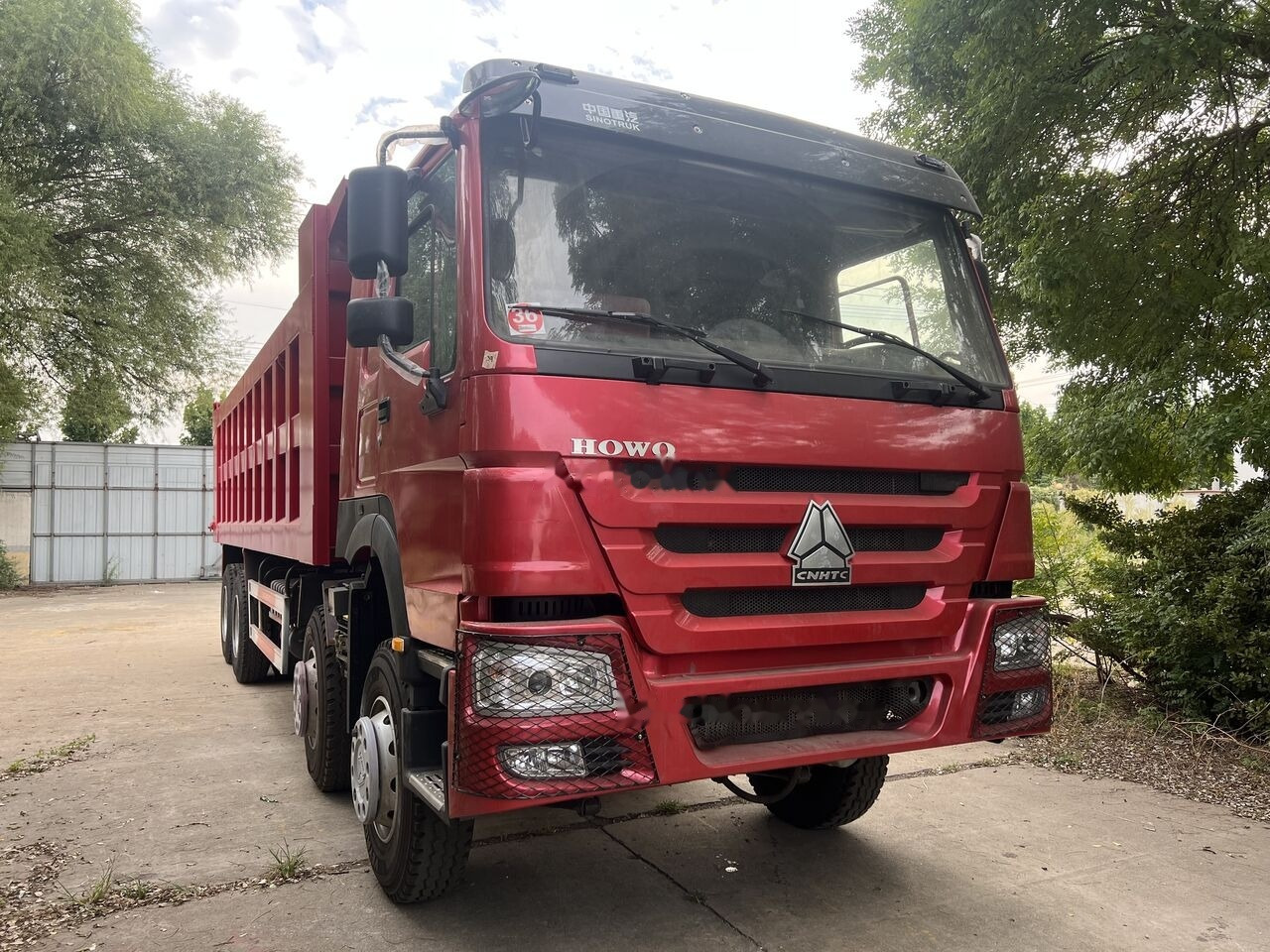 Sinotruk HOWO 8*4 Dump truck - Camión volquete: foto 1 Sinotruk HOWO 8*4 Dump truck - Camión volquete: foto 1