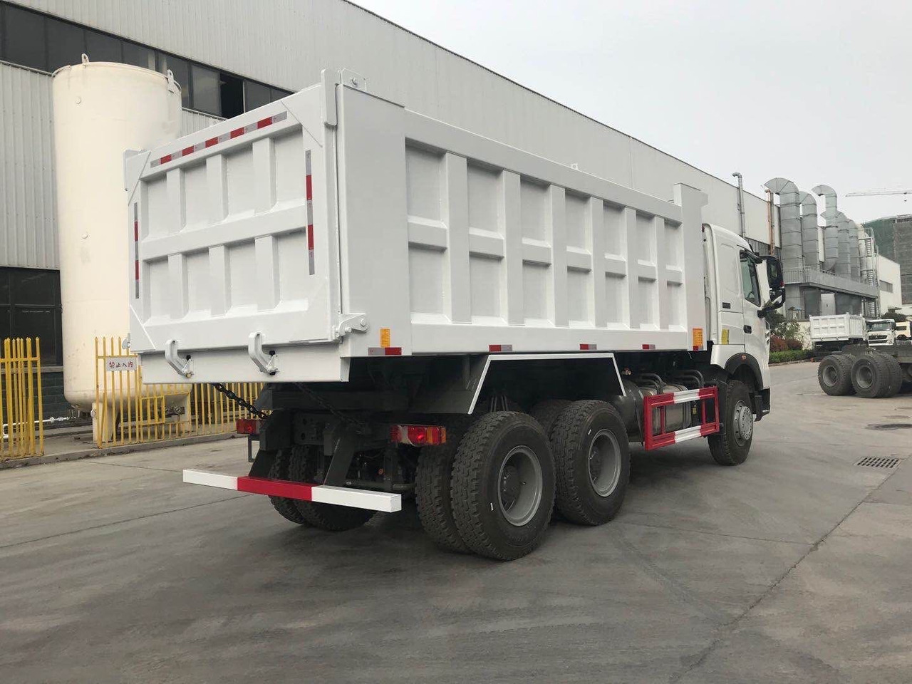 Sinotruk HOWO A7 - Minidumper: foto 5 Sinotruk HOWO A7 - Minidumper: foto 5