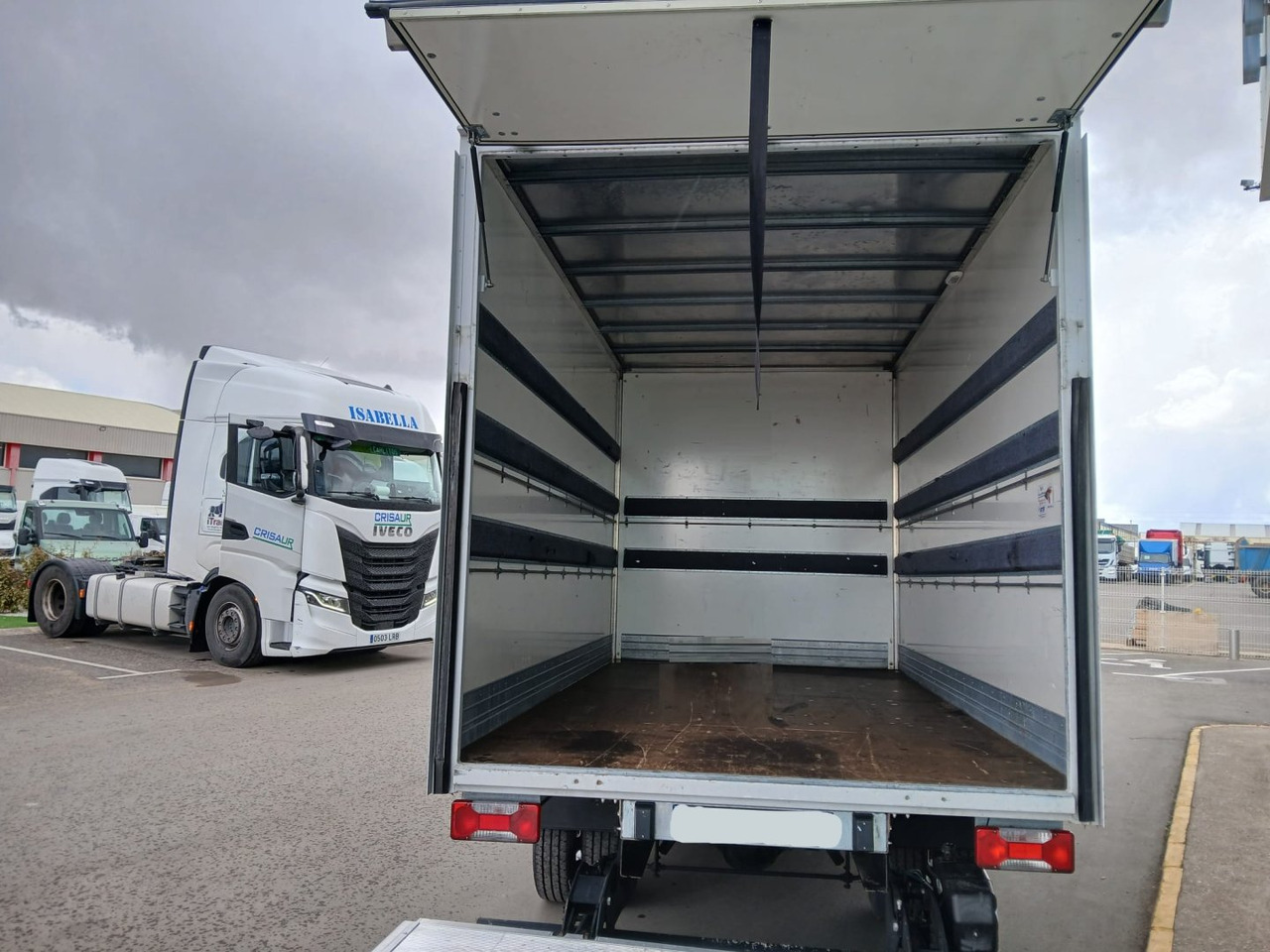 Caja cerrada con plataforma elevadora IVECO 35C16 20m3 Automática - Furgoneta caja cerrada: foto 5 Caja cerrada con plataforma elevadora IVECO 35C16 20m3 Automática - Furgoneta caja cerrada: foto 5