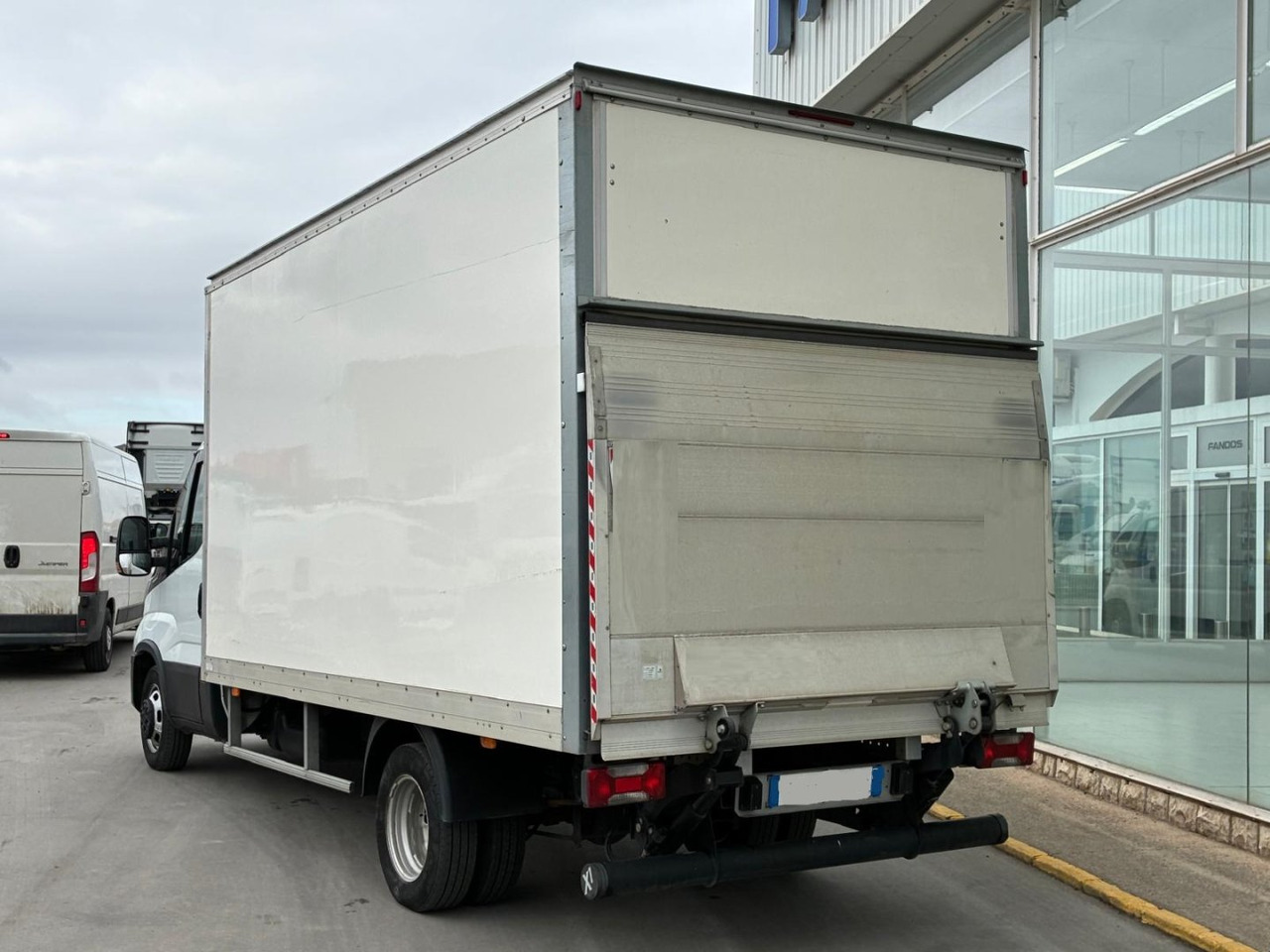 Caja cerrada con plataforma elevadora IVECO 35C16 20m3 Automática - Furgoneta caja cerrada: foto 4 Caja cerrada con plataforma elevadora IVECO 35C16 20m3 Automática - Furgoneta caja cerrada: foto 4