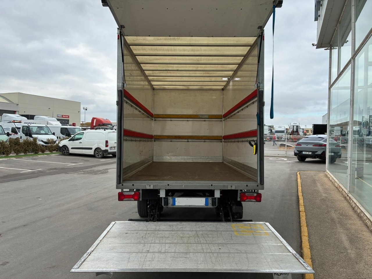 Caja cerrada con plataforma elevadora IVECO 35C16 20m3 Automática - Furgoneta caja cerrada: foto 5 Caja cerrada con plataforma elevadora IVECO 35C16 20m3 Automática - Furgoneta caja cerrada: foto 5