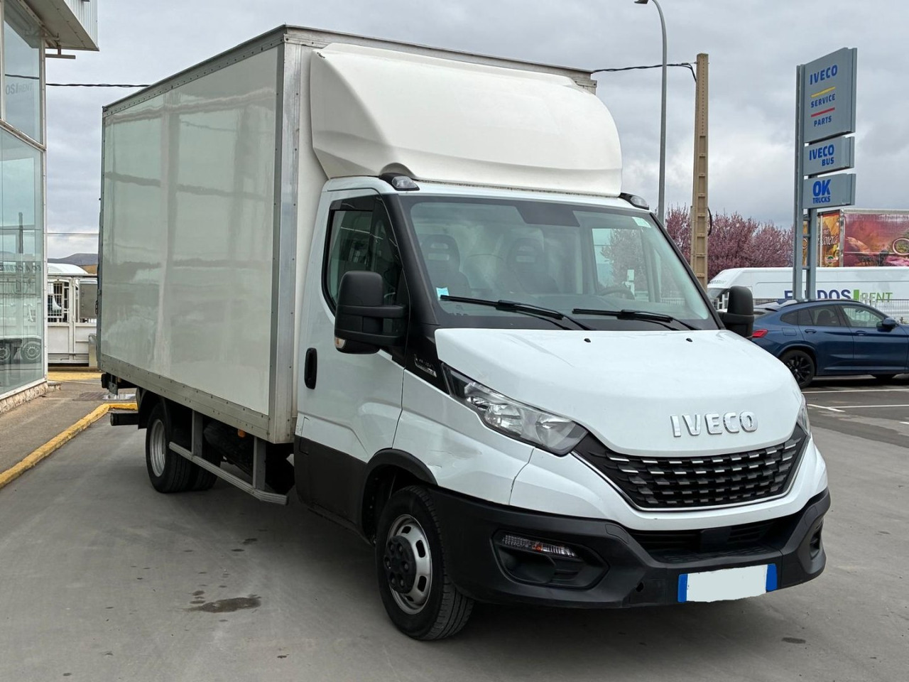 Caja cerrada con plataforma elevadora IVECO 35C16 20m3 Automática - Furgoneta caja cerrada: foto 3 Caja cerrada con plataforma elevadora IVECO 35C16 20m3 Automática - Furgoneta caja cerrada: foto 3