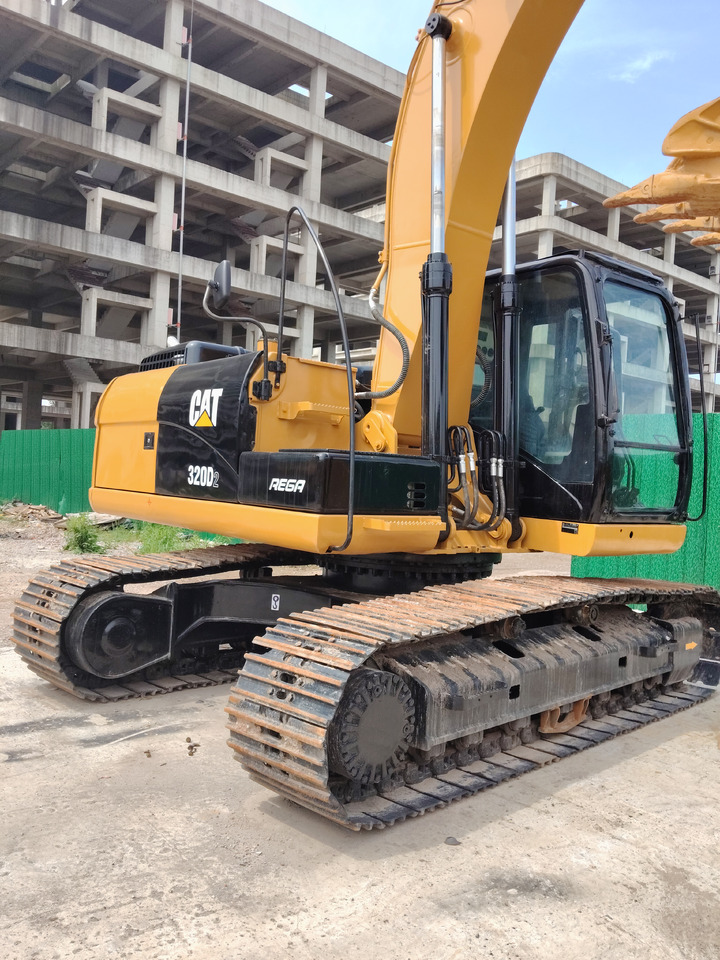 CATERPILLAR 320D2L with C7.1 ENGINE CAT 320D2 L 320 D 2 L C 7.1 ENGINE - Excavadora de cadenas: foto 2 CATERPILLAR 320D2L with C7.1 ENGINE CAT 320D2 L 320 D 2 L C 7.1 ENGINE - Excavadora de cadenas: foto 2