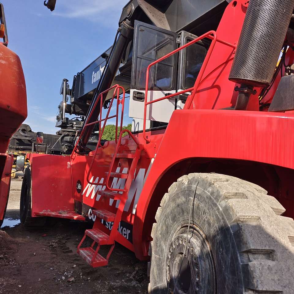 FANTUZZI CS45KMHD 45 TON - Reach stacker: foto 4 FANTUZZI CS45KMHD 45 TON - Reach stacker: foto 4