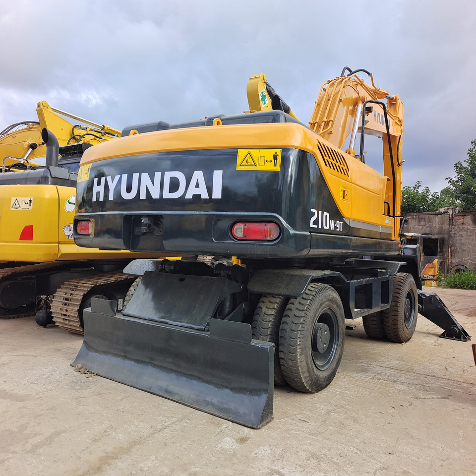 Excavadora de ruedas HYUNDAI 210W-9: foto 1