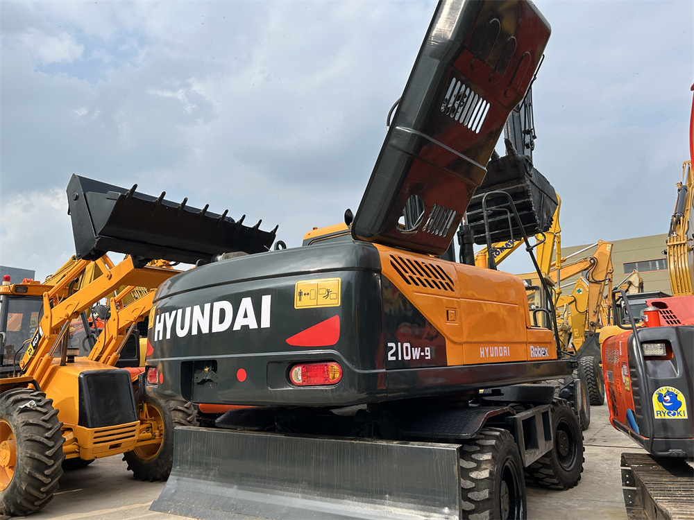 HYUNDAI 210W-9 - Excavadora de ruedas: foto 1 HYUNDAI 210W-9 - Excavadora de ruedas: foto 1