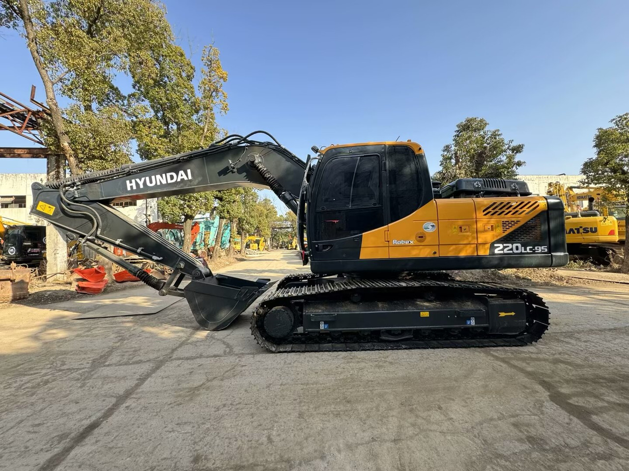 HYUNDAI 220LC-9S - Excavadora de cadenas: foto 1 HYUNDAI 220LC-9S - Excavadora de cadenas: foto 1