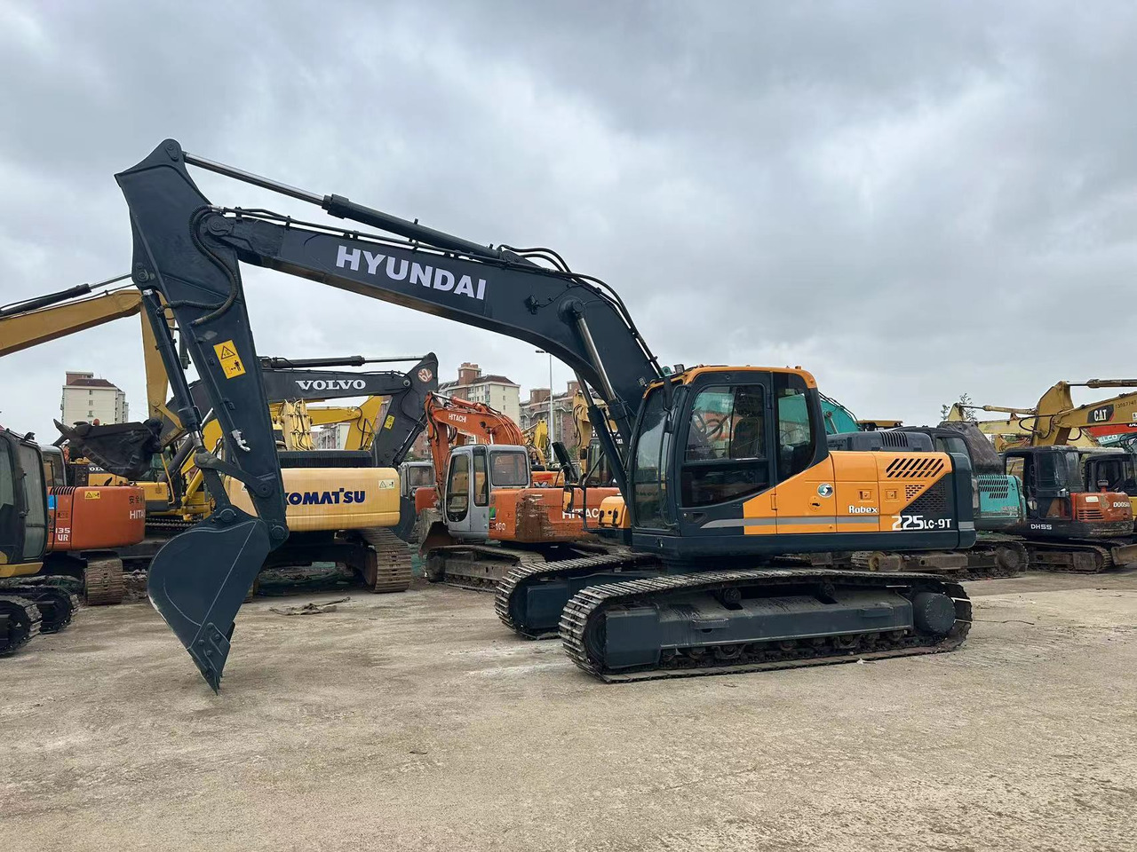 HYUNDAI 225 LC - 9T 225LC-9T 220LC-9S 305LC - 9T - Excavadora de cadenas: foto 1 HYUNDAI 225 LC - 9T 225LC-9T 220LC-9S 305LC - 9T - Excavadora de cadenas: foto 1