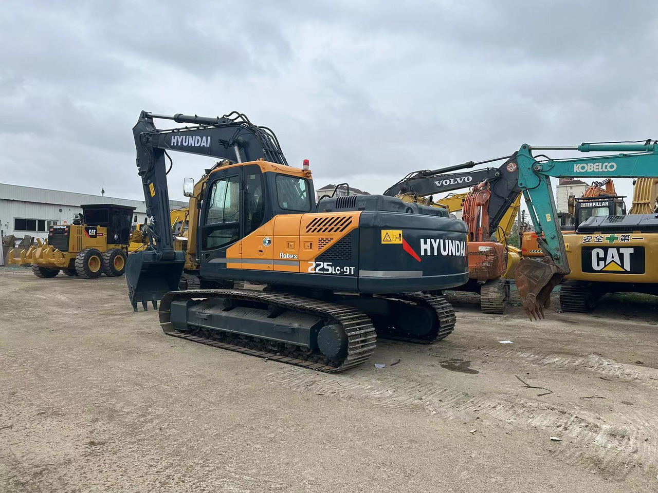 HYUNDAI 225 LC - 9T 225LC-9T 220LC-9S 305LC - 9T - Excavadora de cadenas: foto 3 HYUNDAI 225 LC - 9T 225LC-9T 220LC-9S 305LC - 9T - Excavadora de cadenas: foto 3