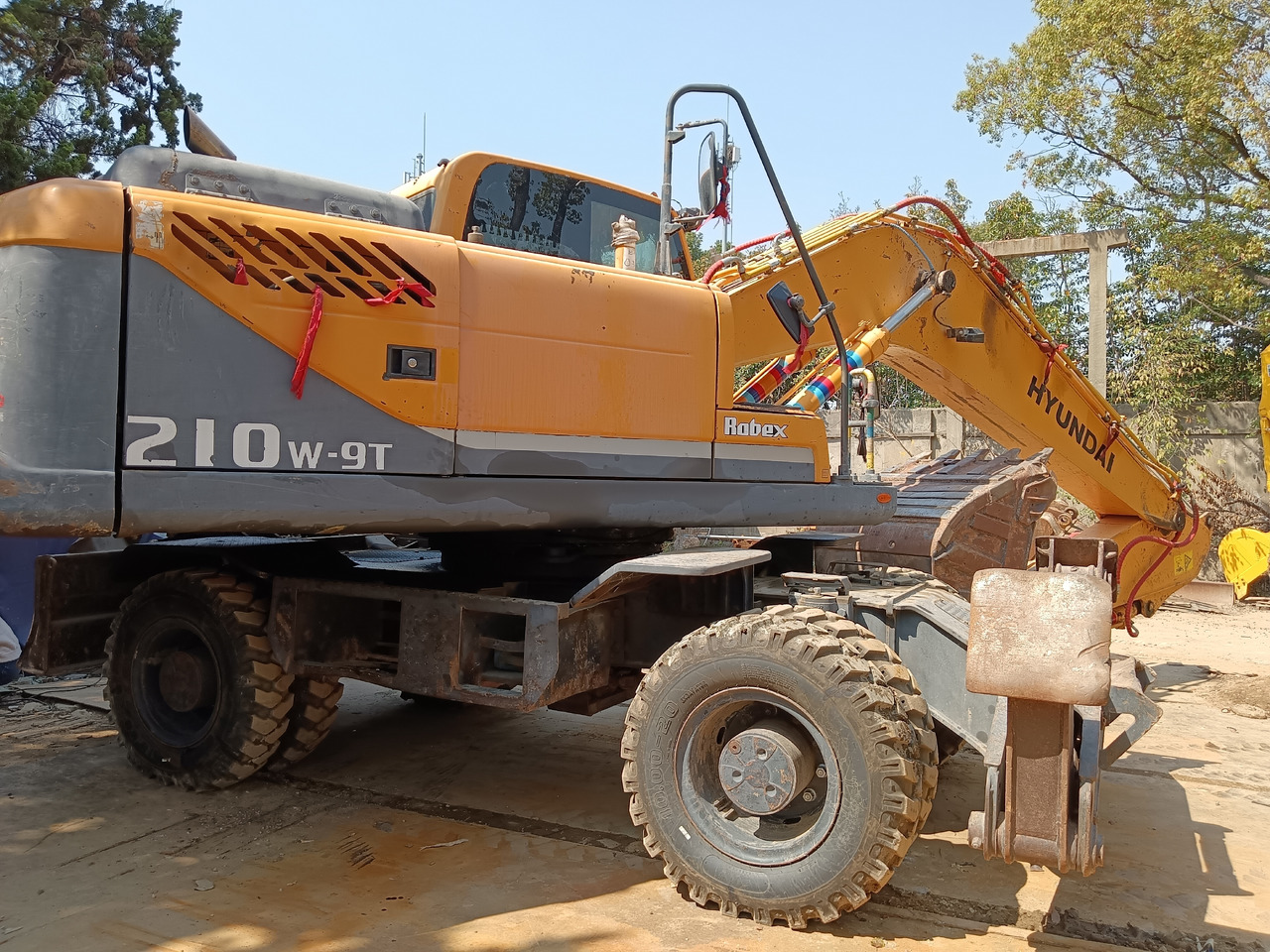 HYUNDAI R210W-9 - Excavadora de ruedas: foto 1 HYUNDAI R210W-9 - Excavadora de ruedas: foto 1