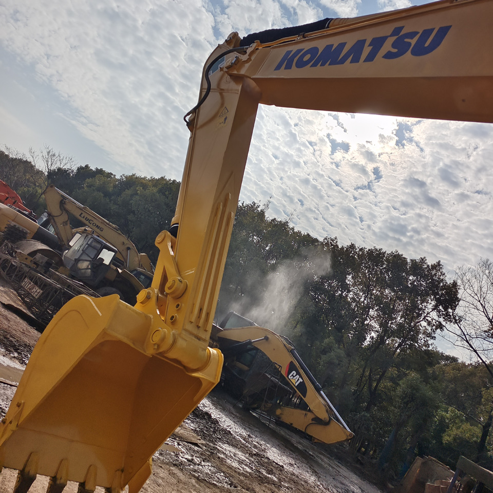 Excavadora de cadenas KOMATSU PC 200-8: foto 8