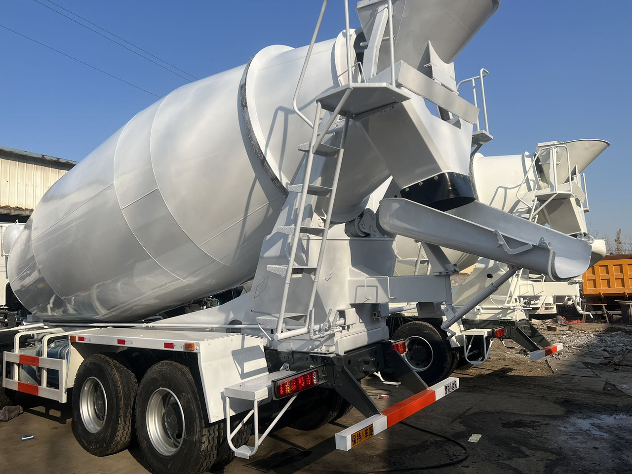 SINOTRUK HOWO 16 CMB - Camión hormigonera: foto 1 SINOTRUK HOWO 16 CMB - Camión hormigonera: foto 1