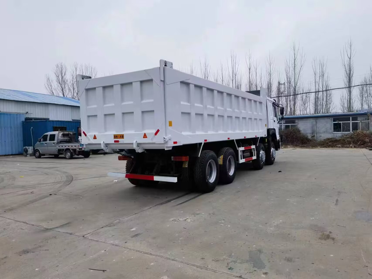 SINOTRUK HOWO 8*4 DUMP TRUCK - Camión volquete: foto 4 SINOTRUK HOWO 8*4 DUMP TRUCK - Camión volquete: foto 4