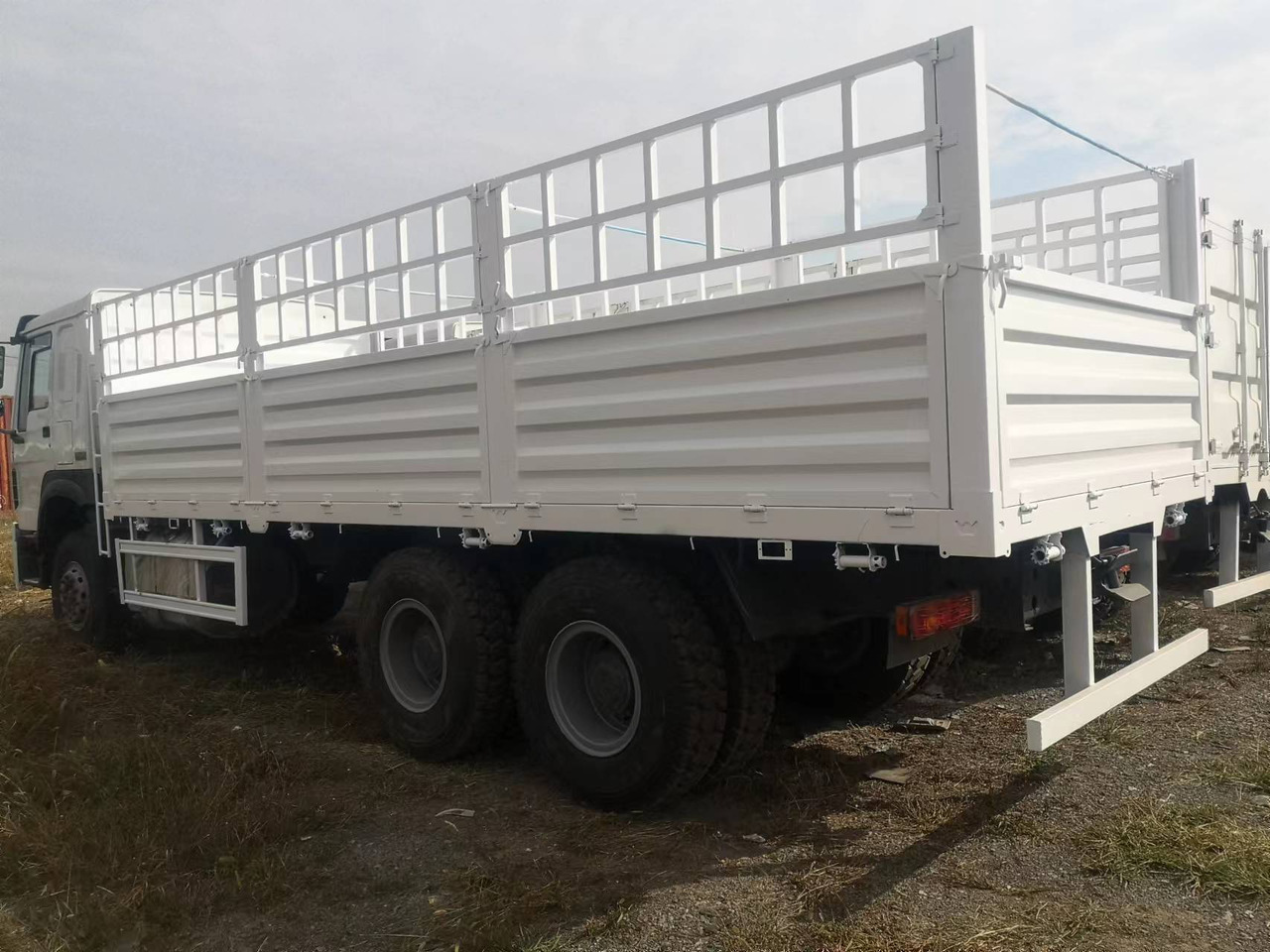 SINOTRUK HOWO FENCE LIVESTOCK DUMP TRUCK - Camión volquete: foto 4 SINOTRUK HOWO FENCE LIVESTOCK DUMP TRUCK - Camión volquete: foto 4