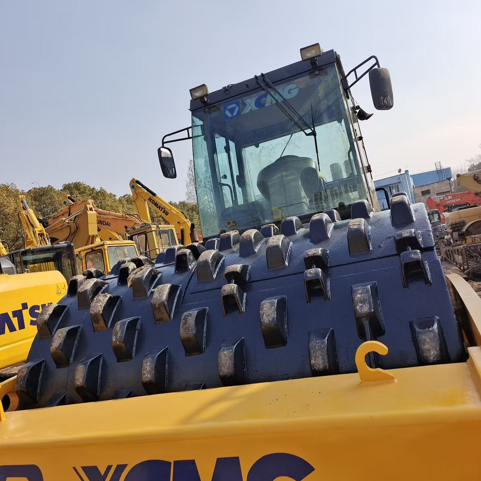 XCMG XS 223J WITH SHEEP FOOT PAD - Apisonadora de asfalto: foto 2 XCMG XS 223J WITH SHEEP FOOT PAD - Apisonadora de asfalto: foto 2