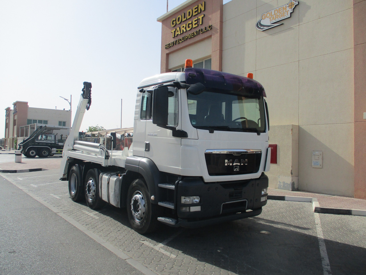 MAN TGS 26.360 6x2 Skip Loader - Camión portacontenedor de cadenas: foto 1 MAN TGS 26.360 6x2 Skip Loader - Camión portacontenedor de cadenas: foto 1