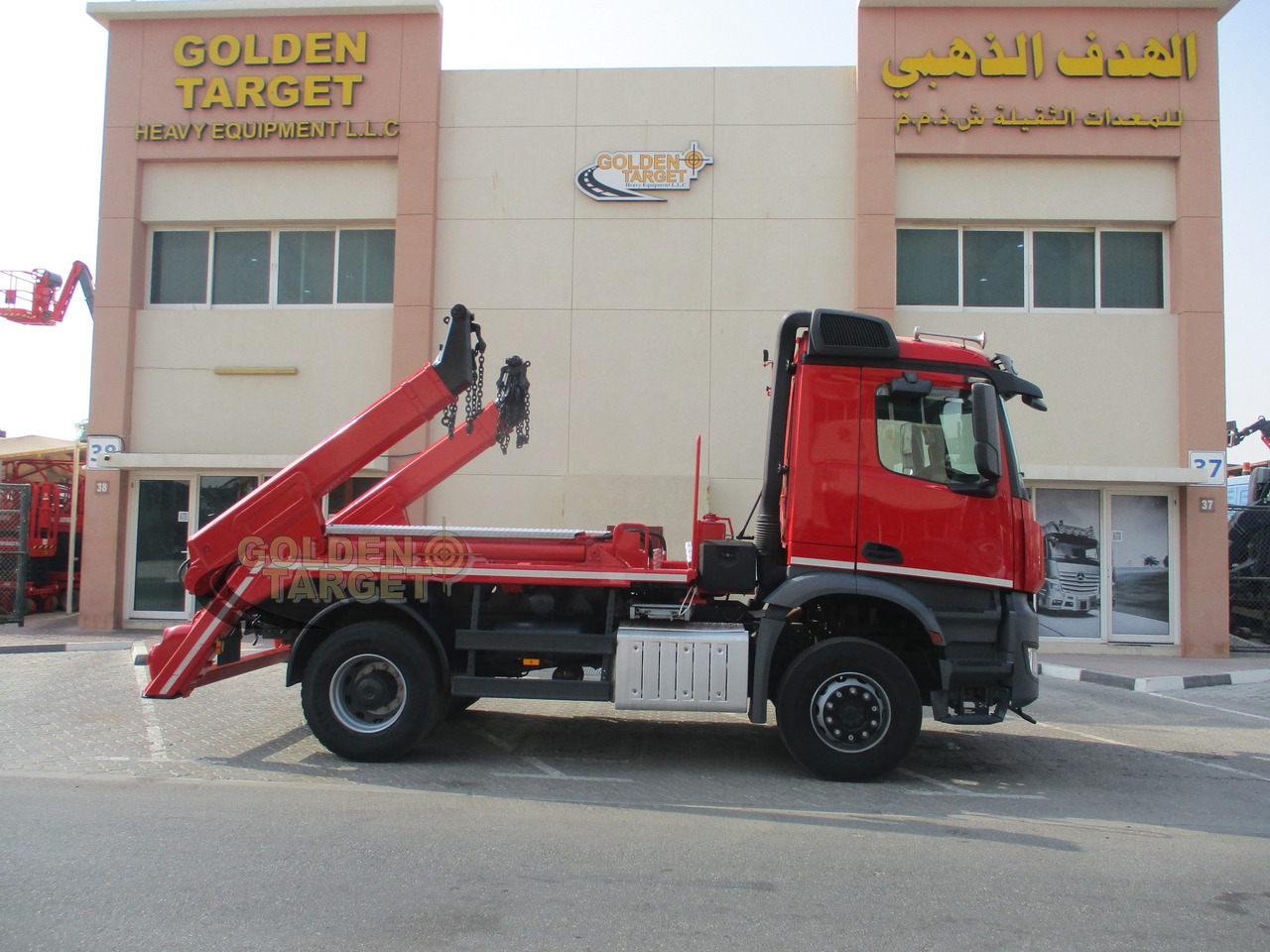 MERCEDES-BENZ Arocs 1832 4x2 Skip Loader - Camión portacontenedor de cadenas: foto 5 MERCEDES-BENZ Arocs 1832 4x2 Skip Loader - Camión portacontenedor de cadenas: foto 5
