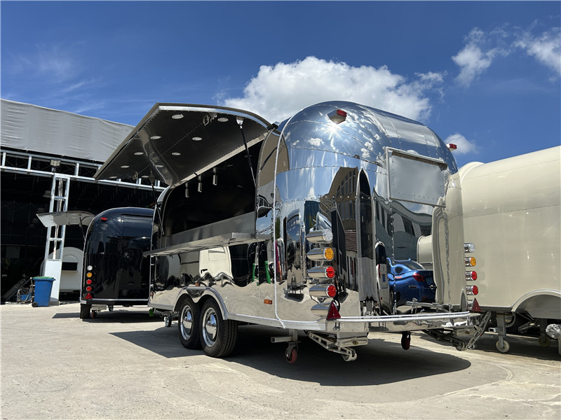 Smash Burger Food Truck Taste of Europe Food Truck: Wood-Fired Pizza, German Sausages & French Crepes - Remolque venta ambulante: foto 3 Smash Burger Food Truck Taste of Europe Food Truck: Wood-Fired Pizza, German Sausages & French Crepes - Remolque venta ambulante: foto 3
