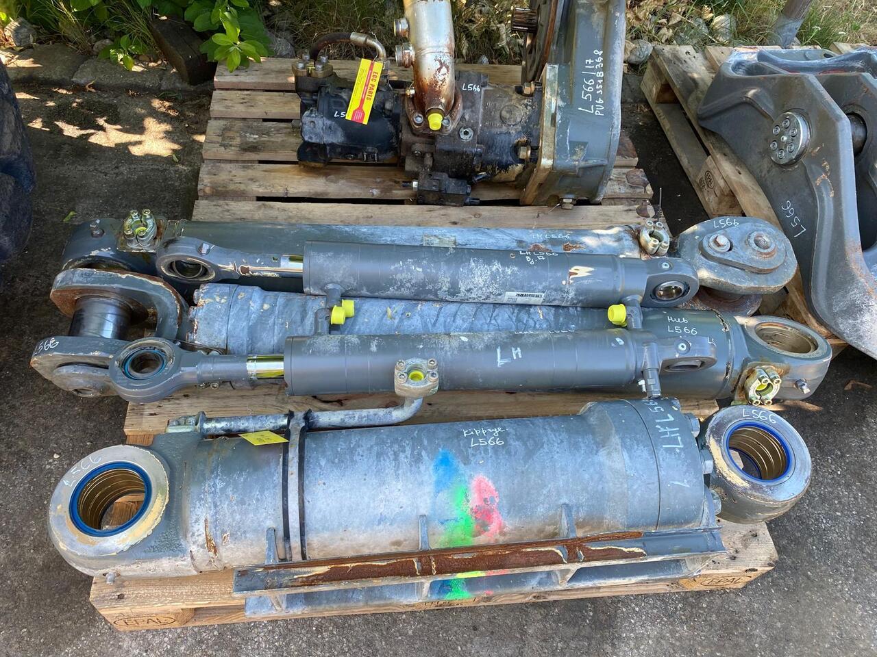 Liebherr L 566 - Cilindro hidráulico para Maquinaria de construcción: foto 2 Liebherr L 566 - Cilindro hidráulico para Maquinaria de construcción: foto 2