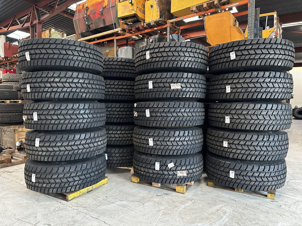 Liebherr Crane Tires/Rims for sale - Neumático para Autogrúa: foto 3 Liebherr Crane Tires/Rims for sale - Neumático para Autogrúa: foto 3