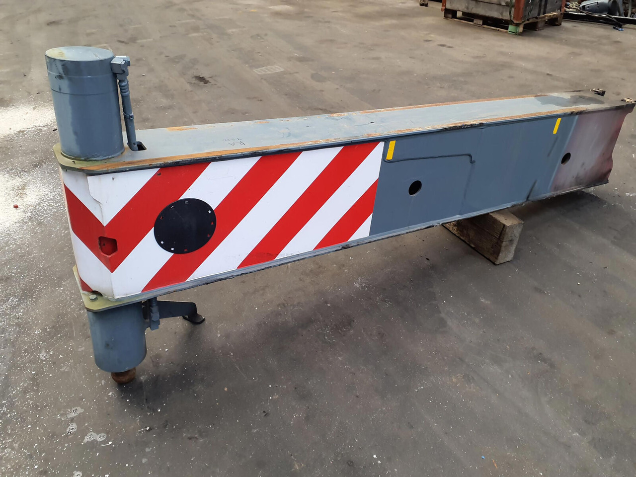 Liebherr LTM 1070-4.1 outrigger beam complete rear - Suspensión para Autogrúa: foto 2 Liebherr LTM 1070-4.1 outrigger beam complete rear - Suspensión para Autogrúa: foto 2