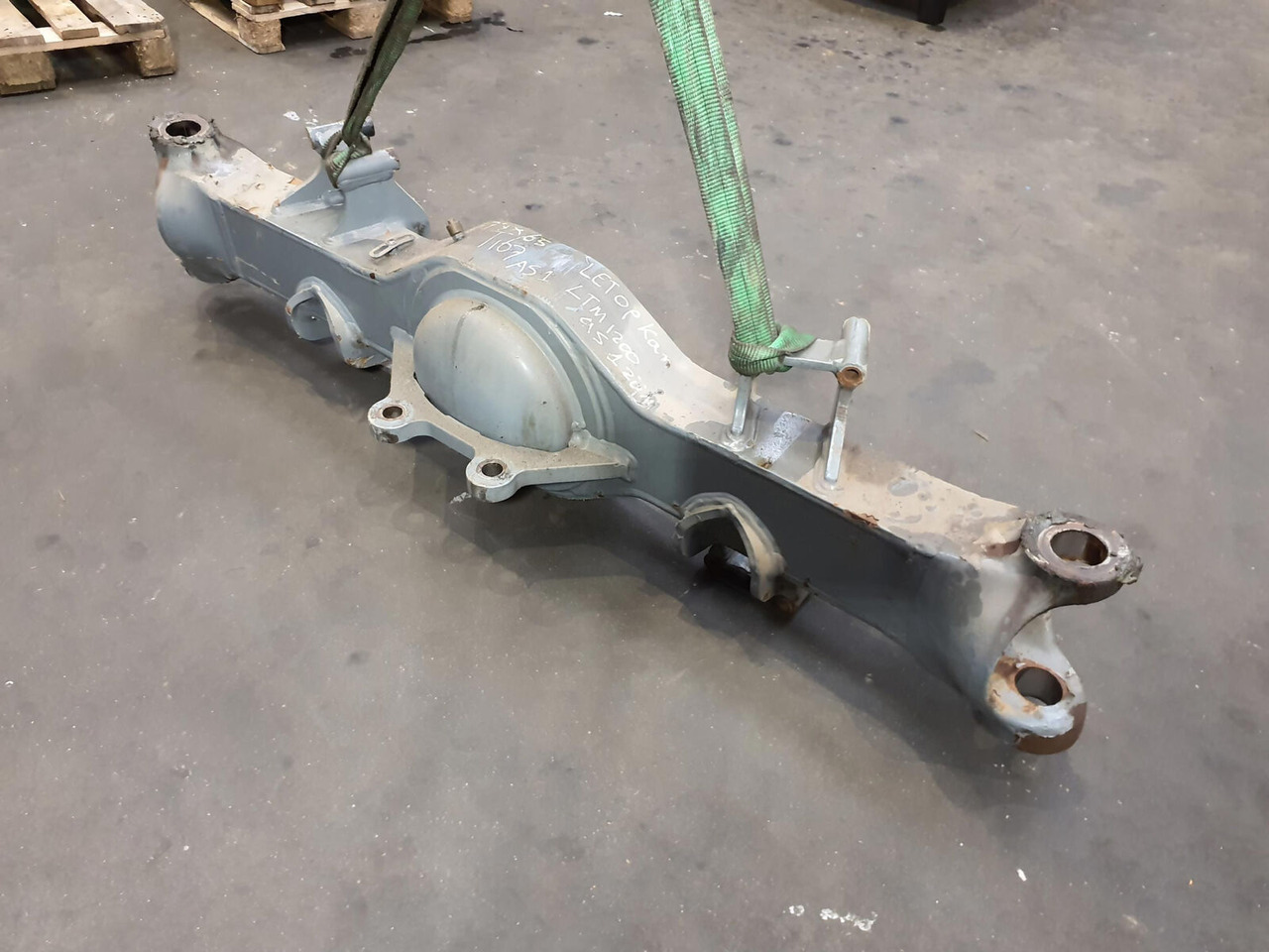 Liebherr LTM 1130-5.1 axle housing axle 1 - Eje y piezas para Autogrúa: foto 4 Liebherr LTM 1130-5.1 axle housing axle 1 - Eje y piezas para Autogrúa: foto 4