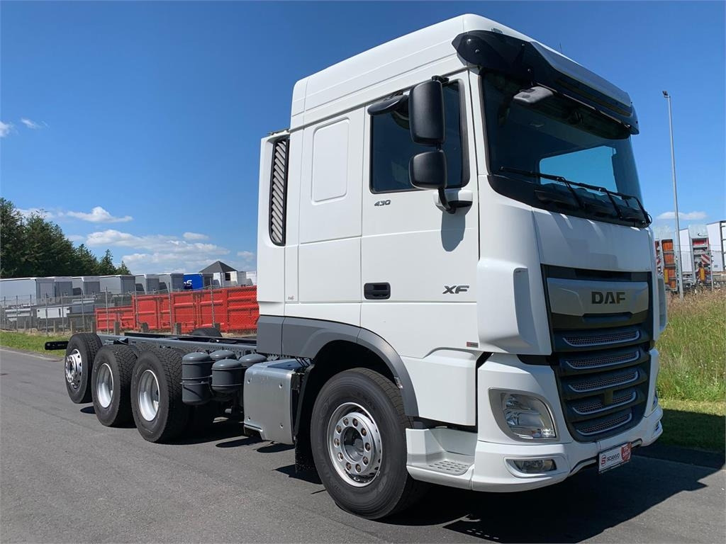 DAF XF 430 FAW 8x4*4 Tridem - Camión portacontenedor de cadenas: foto 1 DAF XF 430 FAW 8x4*4 Tridem - Camión portacontenedor de cadenas: foto 1