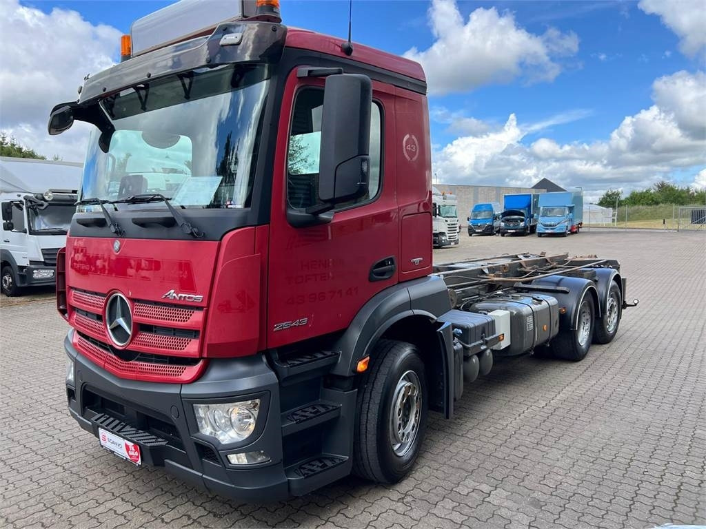 Mercedes-Benz Antos 2543 - Camión portacontenedor de cadenas: foto 1 Mercedes-Benz Antos 2543 - Camión portacontenedor de cadenas: foto 1