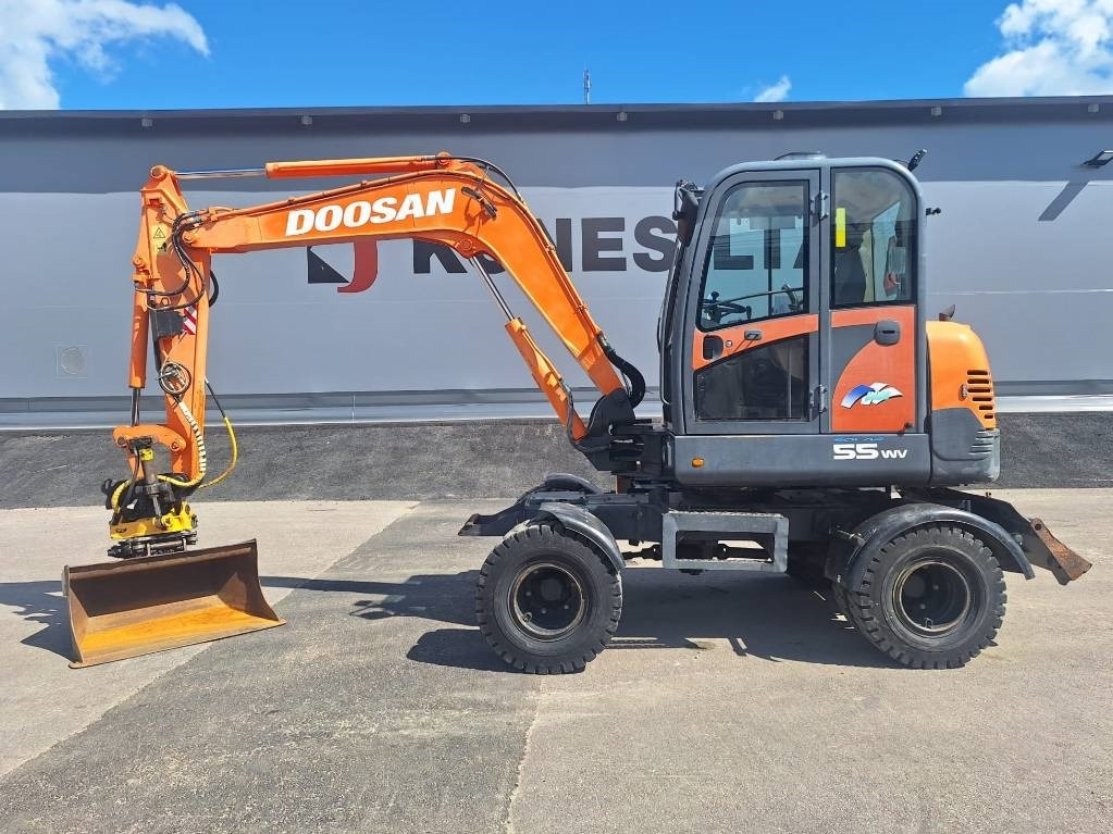 Doosan S55W PYÖRITTÄJÄLLÄ - Excavadora de ruedas: foto 1 Doosan S55W PYÖRITTÄJÄLLÄ - Excavadora de ruedas: foto 1