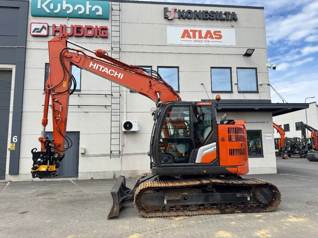 Hitachi ZX135USBL-7 PYÖRITTÄJÄLLÄ - Excavadora de cadenas: foto 1 Hitachi ZX135USBL-7 PYÖRITTÄJÄLLÄ - Excavadora de cadenas: foto 1