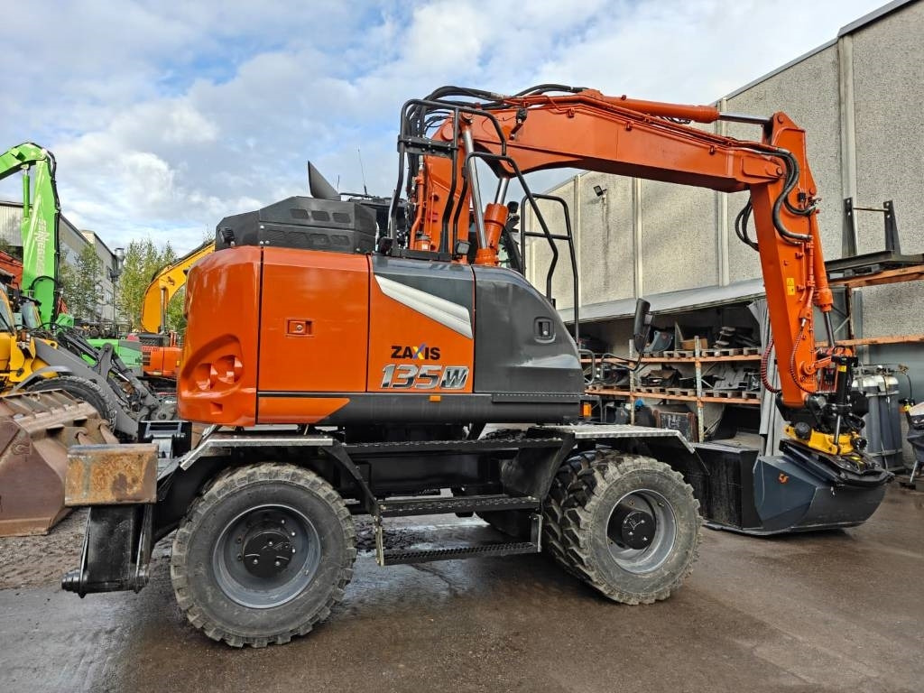 Hitachi ZX135W-7 VARUSTELTU - Excavadora de ruedas: foto 4 Hitachi ZX135W-7 VARUSTELTU - Excavadora de ruedas: foto 4