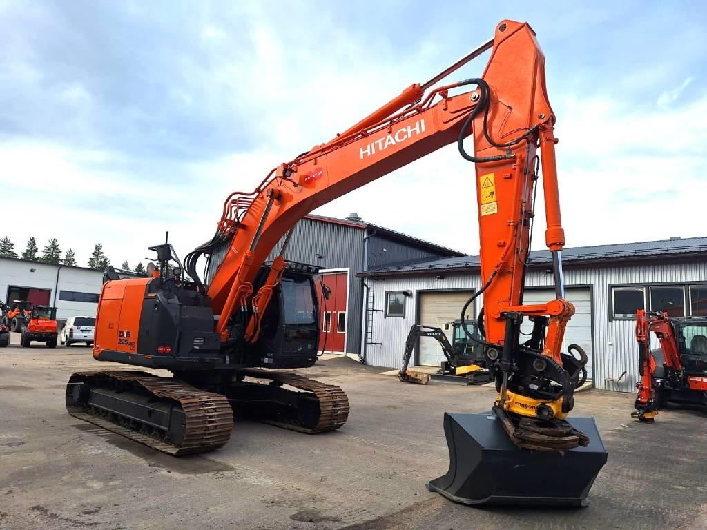 Excavadora de cadenas Hitachi ZX225USLC-5 PYÖRITTÄJÄLLÄ: foto 6