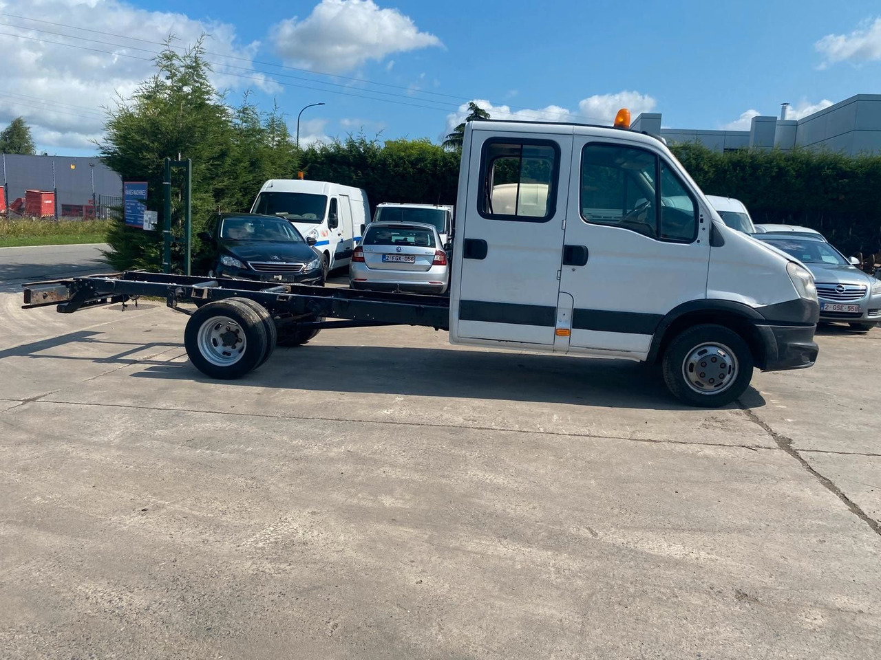 Iveco Daily 3.0 HPI. Doka 7 Sitze. Für Ersatzteile. - Camión chasis: foto 1 Iveco Daily 3.0 HPI. Doka 7 Sitze. Für Ersatzteile. - Camión chasis: foto 1
