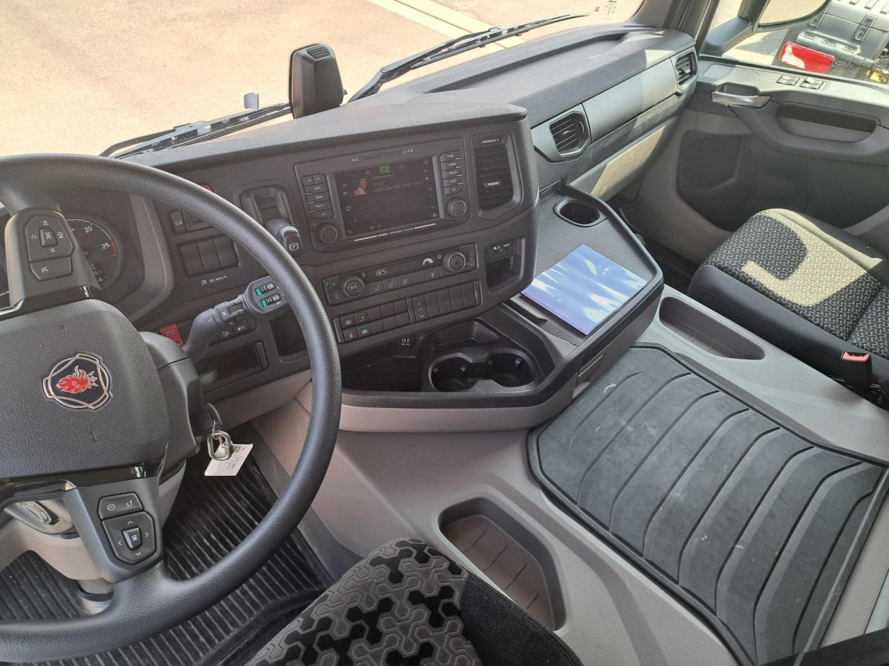 SCANIA SCANIA P280 4x2 Fourgon /Hayon 9L - Camión chasis: foto 4 SCANIA SCANIA P280 4x2 Fourgon /Hayon 9L - Camión chasis: foto 4
