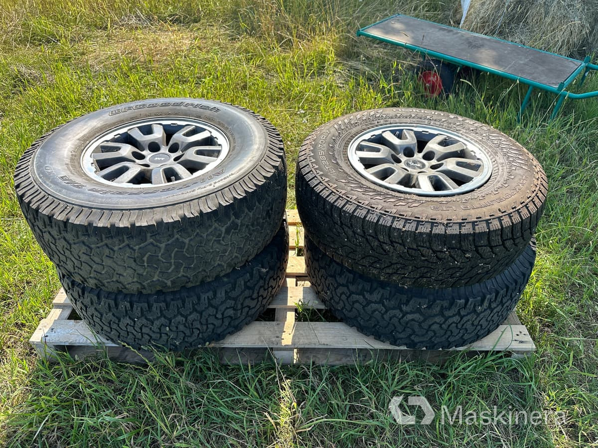 4st SVT Lightning fälgar med däck till Ford Raptor - Neumáticos y llantas para Pick-up: foto 1 4st SVT Lightning fälgar med däck till Ford Raptor - Neumáticos y llantas para Pick-up: foto 1