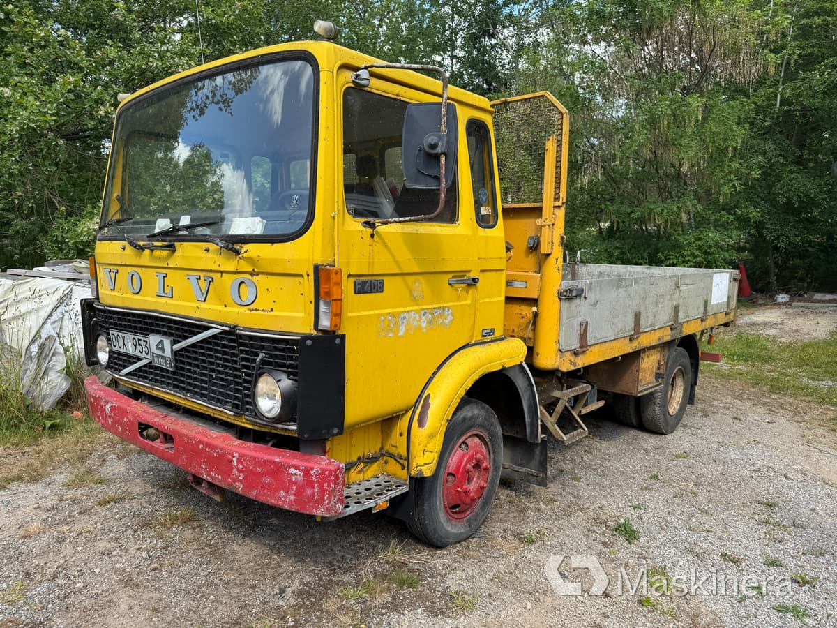 Flakbil Volvo F408 med kran - Camión caja abierta, Camión grúa: foto 1 Flakbil Volvo F408 med kran - Camión caja abierta, Camión grúa: foto 1