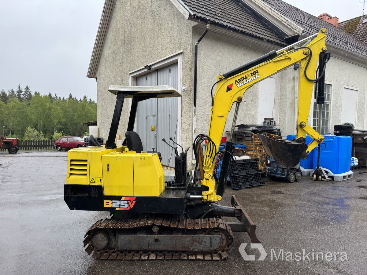 Grävmaskin Yanmar B25V med redskap & transportsläp - Excavadora de cadenas: foto 4 Grävmaskin Yanmar B25V med redskap & transportsläp - Excavadora de cadenas: foto 4