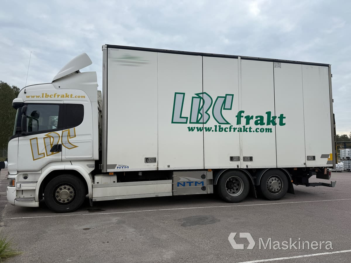 Skåpbil Scania R520 - Camión caja cerrada: foto 1 Skåpbil Scania R520 - Camión caja cerrada: foto 1