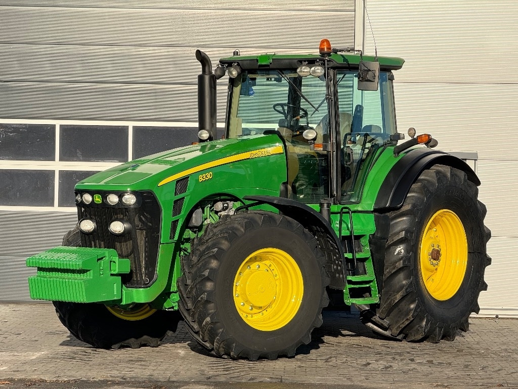 John Deere 8330 AutoPower - Tractor: foto 2 John Deere 8330 AutoPower - Tractor: foto 2