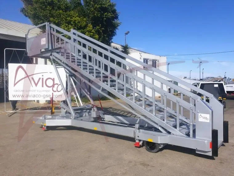 MASTER EQUIPMENT STR710-14 - Escalera de pasajeros: foto 4 MASTER EQUIPMENT STR710-14 - Escalera de pasajeros: foto 4