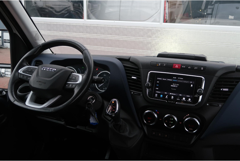 Iveco Daily 35C18H 3.0 DC AUT/ CAMERA/ LED/ CRUISE/ CLIMA/ TREKHAAK - Furgoneta, Furgoneta combi: foto 5 Iveco Daily 35C18H 3.0 DC AUT/ CAMERA/ LED/ CRUISE/ CLIMA/ TREKHAAK - Furgoneta, Furgoneta combi: foto 5