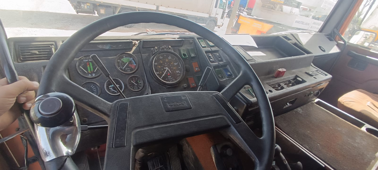 VOLVO F10 - Camión: foto 5 VOLVO F10 - Camión: foto 5