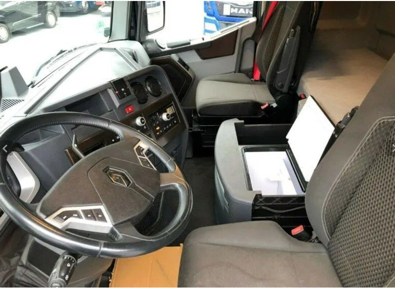 Foto del interior 1: Cabeza tractora Renault T520 Sleep cab | Leasing