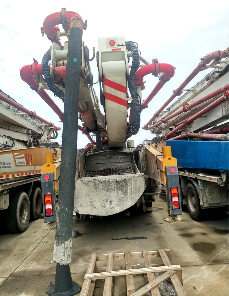 XCMG Official HB52V Used Mobile Concrete Pump 52m Truck Mounted Concrete Pump Price - Bomba de hormigón: foto 5 XCMG Official HB52V Used Mobile Concrete Pump 52m Truck Mounted Concrete Pump Price - Bomba de hormigón: foto 5