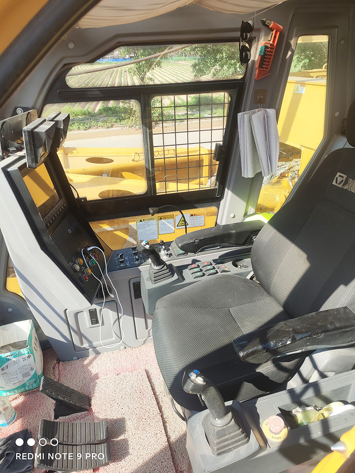 XCMG XGC200 200 tons hydraulic boom used crawler crane 2019 with good condition - Grúa sobre orugas: foto 4 XCMG XGC200 200 tons hydraulic boom used crawler crane 2019 with good condition - Grúa sobre orugas: foto 4