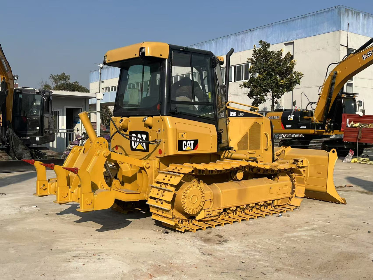 CATERPILLAR Used Excavator CAT D5K with Cat Engine C4.4 ACERT, 105 hp (78 kW) @ 2200 rpm - Bulldozer: foto 1 CATERPILLAR Used Excavator CAT D5K with Cat Engine C4.4 ACERT, 105 hp (78 kW) @ 2200 rpm - Bulldozer: foto 1