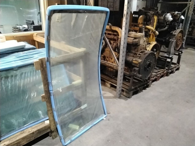 Liebherr Front window (top to bottom) - Ventana y piezas: foto 1 Liebherr Front window (top to bottom) - Ventana y piezas: foto 1