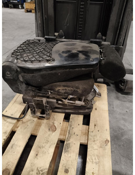 Liebherr R926 COMP / R946 LC / R946 LC-V / R946 NLC / R946 S-HD / R950 / R950 LC-V / R950 S-HD / R922 LC / R926 LC / R920 LC / R920 NLC / - Asiento: foto 2 Liebherr R926 COMP / R946 LC / R946 LC-V / R946 NLC / R946 S-HD / R950 / R950 LC-V / R950 S-HD / R922 LC / R926 LC / R920 LC / R920 NLC / - Asiento: foto 2