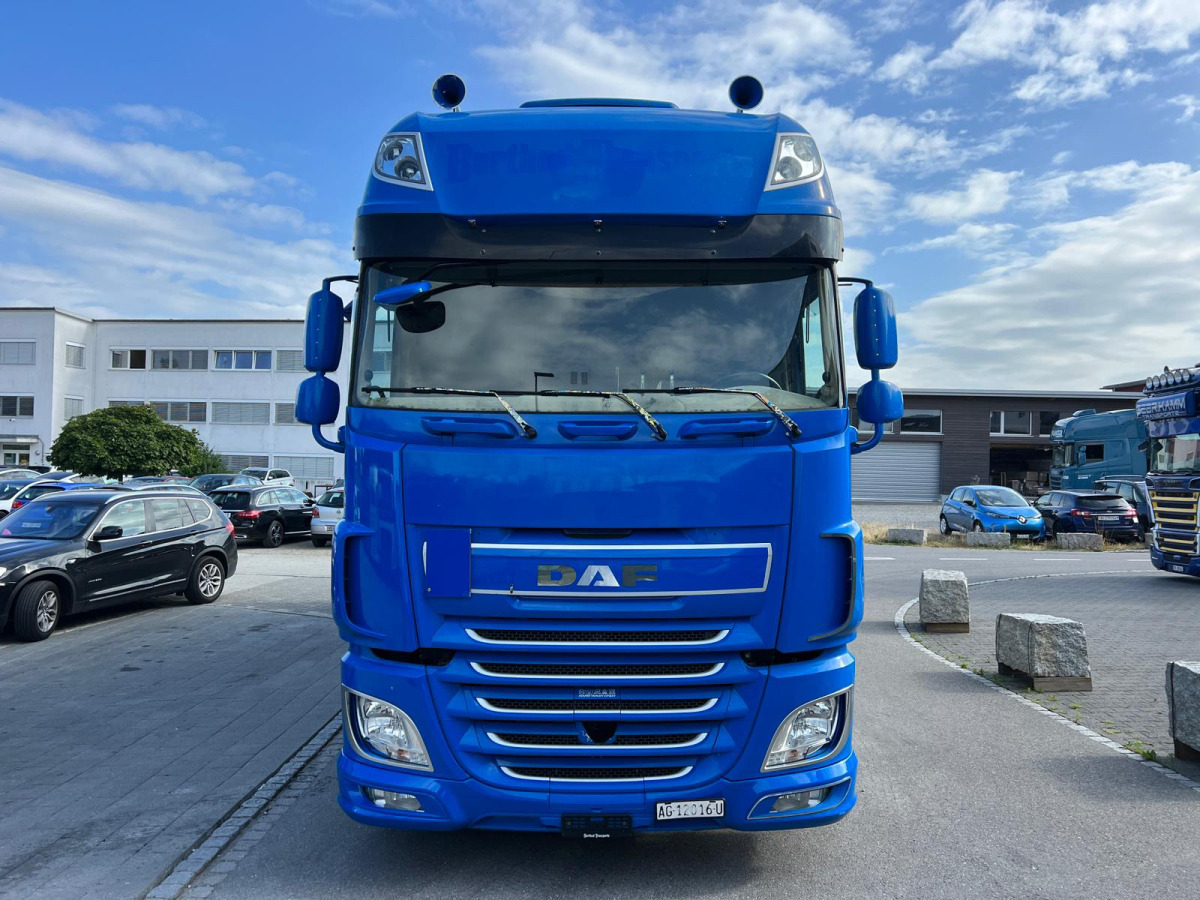 DAF XF510 6x2 - Camión lona: foto 2 DAF XF510 6x2 - Camión lona: foto 2