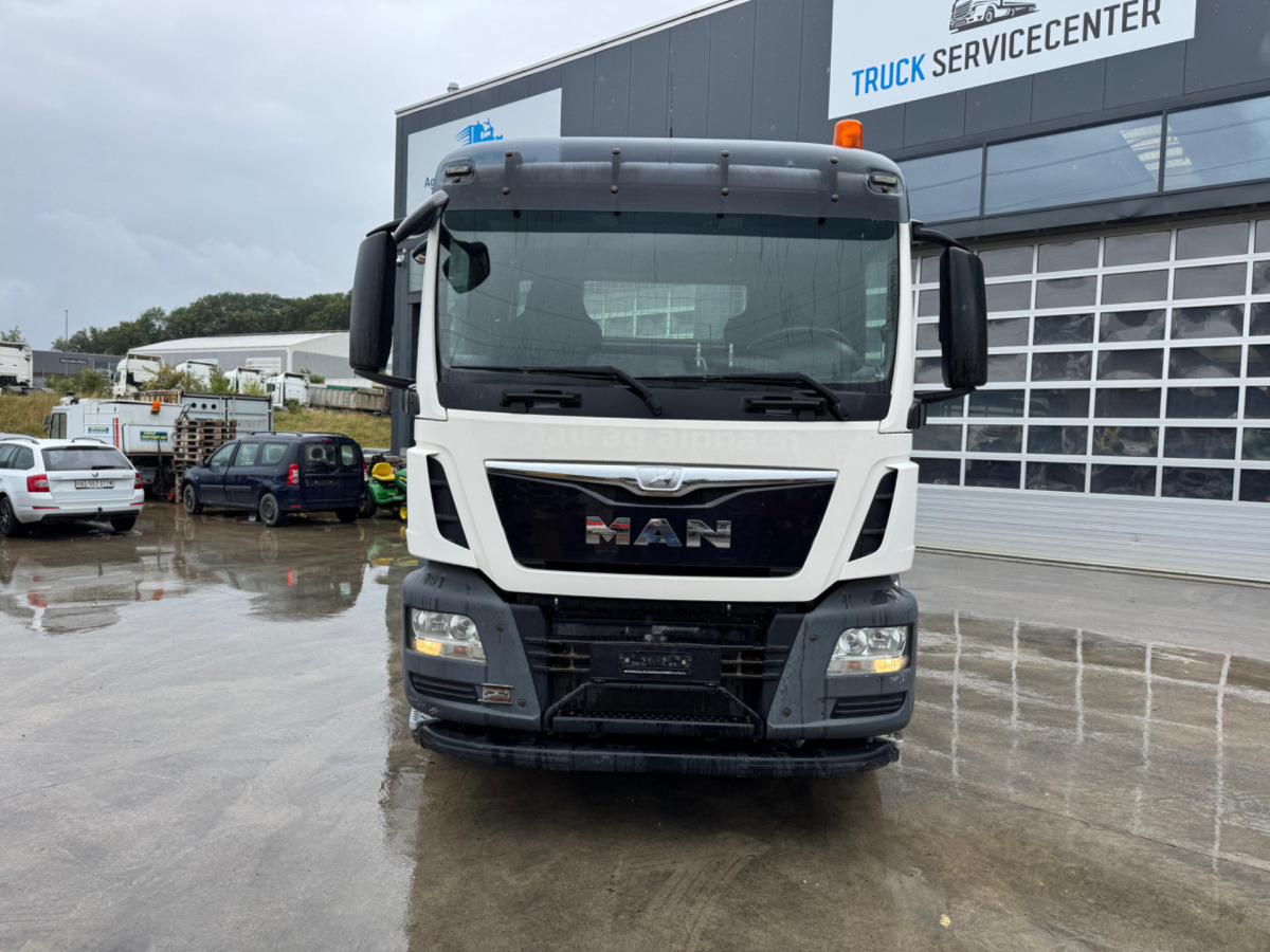 MAN TGS 28.440 6x2 UT GIGANT - Camión portacontenedor de cadenas: foto 2 MAN TGS 28.440 6x2 UT GIGANT - Camión portacontenedor de cadenas: foto 2